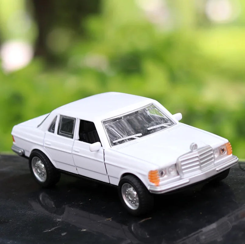 1/36 E-Class W123 Classical Car Retro Autos Pull Back Function Model 2 Doors Opened Simulation Kids Toys with Original Box